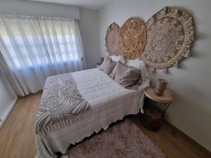 sypialnia z łóżkiem z dużym zagłówkiem w obiekcie Casiña Ermi w mieście Porriño