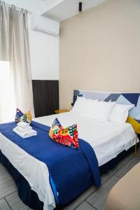 een slaapkamer met een groot bed met kussens erop bij B&B Paradise in Napels