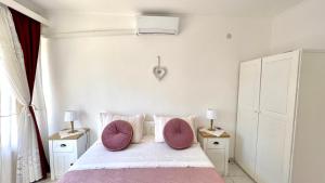 Кровать или кровати в номере Lovely apartments on the private Beach - island Korčula
