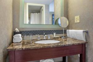 W łazience znajduje się umywalka i lustro. w obiekcie The Westin Fort Lauderdale w mieście Fort Lauderdale