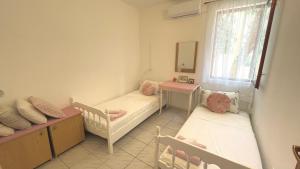 Кровать или кровати в номере Lovely apartments on the private Beach - island Korčula