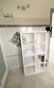 un armario blanco en el baño con lavabo en AriMAnd House, en La Spezia