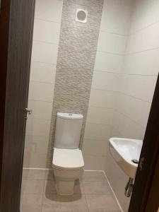 een badkamer met een toilet en een wastafel bij Résidence Hassan promo el menzeh canastel Oran in Oran