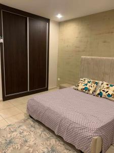 a bedroom with a large bed and a cabinet at Résidence Hassan promo el menzeh canastel Oran in Oran