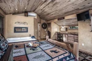 ein großes Wohnzimmer mit einer Badewanne und einem Tisch in der Unterkunft Redwood in the Historic Upper Canyon in Ruidoso