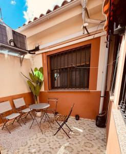 a patio with chairs and a table in front of a building at At Shivarita in Cáceres