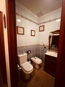 uma casa de banho com um WC e um lavatório em At Shivarita em Cáceres