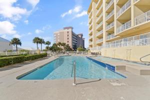 Πισίνα στο ή κοντά στο The Indies 303 by Vacation Homes Collection