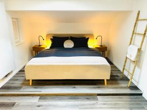Postel nebo postele na pokoji v ubytování Bellevue & Classy Mountain View apartment