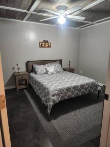 una camera con letto e ventilatore a soffitto di Horse Hotel and Guest Cabin ad Andalusia