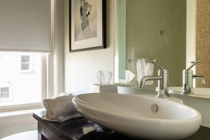 Bilik mandi di The Centennial Hotel