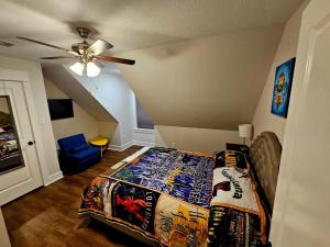 1 dormitorio con 1 cama y ventilador de techo en Louisiana 5BR Luxury Pool Retreat en Lake Charles