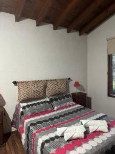 Un pat sau paturi într-o cameră la Casa Barrio Medrano 5Pax Chacras By Inside