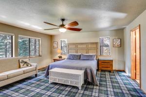 - une chambre avec un lit et un canapé dans l'établissement Spacious Retreat with Backyard 1 Mi to Lake Almanor, à Lake Almanor