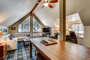 sala de estar con ventilador de techo y mesa en Spacious Retreat with Backyard 1 Mi to Lake Almanor, en Lake Almanor