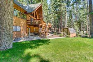 Casa de madera con terraza y tienda de campaña en Spacious Retreat with Backyard 1 Mi to Lake Almanor en Lake Almanor