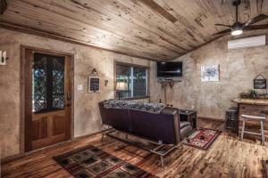 sala de estar con sofá y techo de madera en SneakAway- in the Historic Upper Canyon!, en Ruidoso