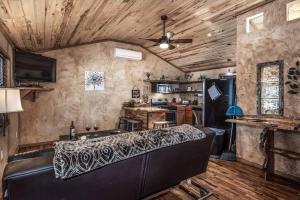 sala de estar con sofá y cocina en SneakAway- in the Historic Upper Canyon!, en Ruidoso