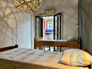 1 dormitorio con cama y ventana en Hostel Bohemian House, en Montevideo