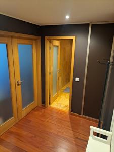 una camera con due porte e un corridoio con pavimenti in legno di Fabolous Marinho Apartment a Porto