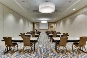 uma sala de conferências com mesas e cadeiras e um quadro branco em Drury Plaza Hotel Cincinnati Florence em Florence