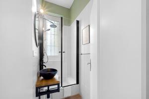 uma casa de banho com uma tigela preta numa mesa de madeira em OLIVE Apartments - 86m2 - Kingsize - Free Parking em Hanôver