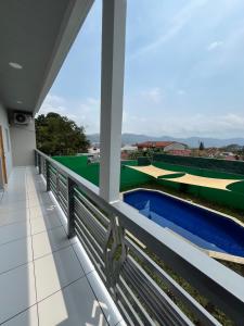 a balcony with a view of a golf course at Casa monte sion in Nueva San Salvador