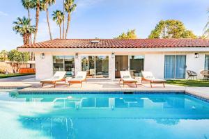 una casa con piscina frente a una casa en Luminous Home with Pool and Views, en Palm Springs