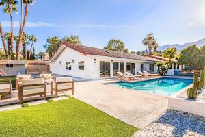 Casa con piscina y casa en Luminous Home with Pool and Views, en Palm Springs