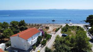 z góry widok na dom i ocean w obiekcie Mirakul Apartments w mieście Vir