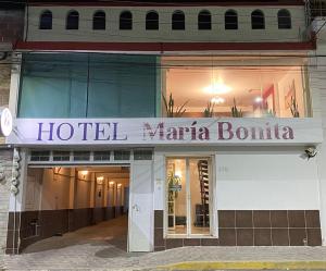 um sinal de hotel margaritacano na frente de um edifício em Hotel María Bonita em Tlaxcala de Xicohténcatl
