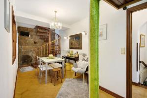 a kitchen and dining room with a table and chairs at Alojamento Local Ferros - Duplex in Viana do Castelo