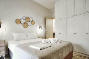 una camera da letto con un letto e asciugamani di AnGio City House a Análipsis