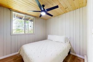 Un dormitorio con una cama y un ventilador de techo. en Nantahala Lake Hideout, en Topton