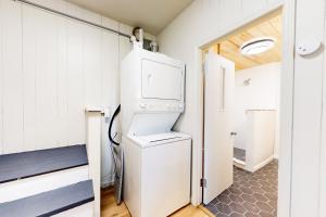 una pequeña cocina con nevera blanca en una habitación en Nantahala Lake Hideout, en Topton