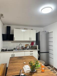 cocina con mesa de madera y nevera en 布拉格城堡公寓 en Rudná