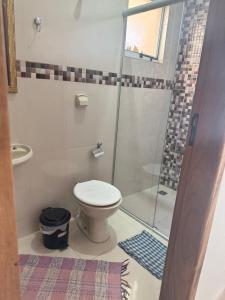アパレシーダにあるApto Filhos de Mariaのトイレとシャワー付きのバスルーム +9枚の写真
