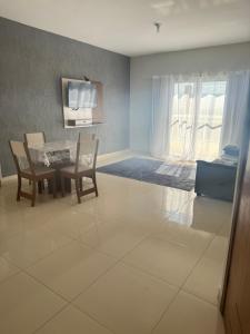 アパレシーダにあるApto Filhos de Mariaのダイニングテーブルと椅子のあるリビングルーム