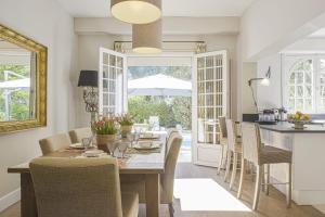 een keuken en eetkamer met een tafel en stoelen bij La Maison du Golf - Welkeys in Soorts-Hossegor