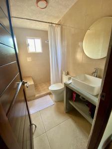 uma casa de banho com um lavatório e um WC em Sweet home Ixtapa comfort em Ixtapa