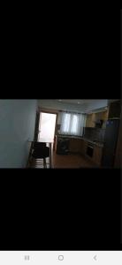 eine Küche mit einem Fenster und einem Tisch mit einem Stuhl in der Unterkunft Magnific apartament en cabo negro in Tétouan + 16 Fotos