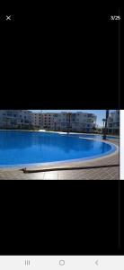ein großer blauer Swimmingpool vor einem Gebäude in der Unterkunft Magnific apartament en cabo negro in Tétouan