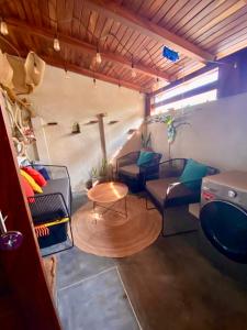 伊斯塔帕的住宿－Sweet home Ixtapa comfort，带沙发和桌子的客厅