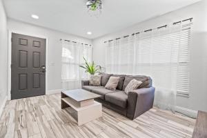 タンパにあるTampa Bayshore Home 6248のソファとテーブルのあるリビングルーム