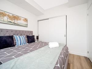 1 dormitorio con 1 cama y puerta corredera grande en City View 1BR Condo - King Bed & Private Balcony, en Kitchener