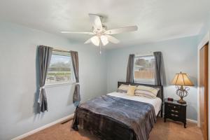 um quarto com uma cama e uma ventoinha de tecto em Elkhart Haven- Cozy Family Retreat home em Elkhart