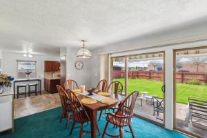uma cozinha e sala de jantar com mesa e cadeiras em Elkhart Haven- Cozy Family Retreat home em Elkhart
