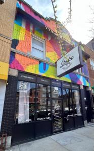 una tienda frente con un mural colorido en un edificio en Studio 424, en Chicago