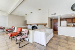 Η κουζίνα ή μικρή κουζίνα στο Community Pool and Hot Tub Cozy Condo in Scottsdale