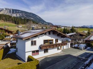 una vista aérea de una casa blanca en Wald TOP 1, en Fieberbrunn